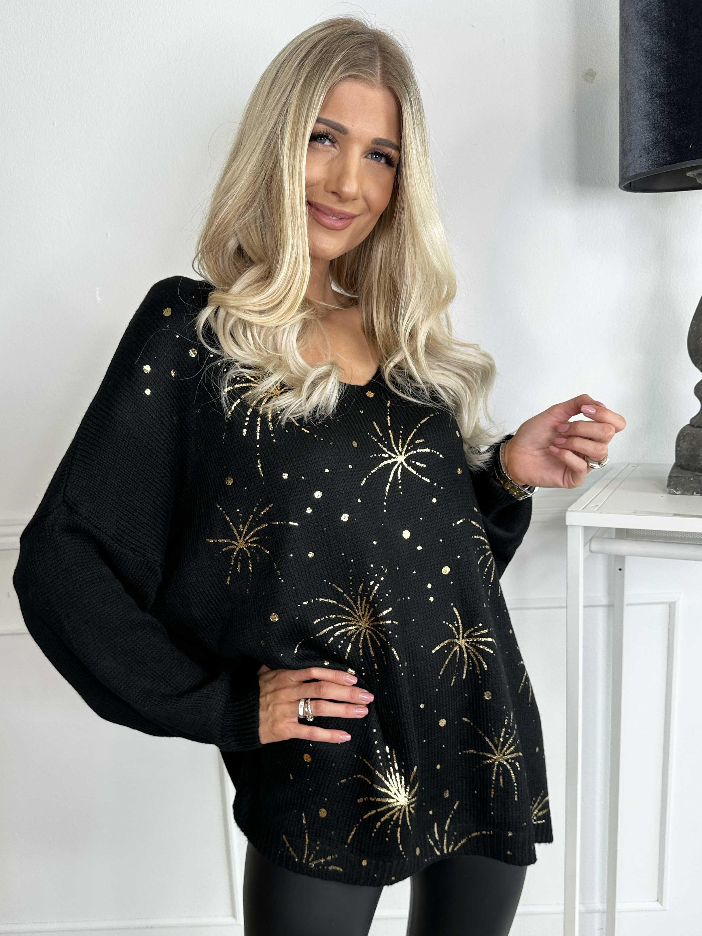 Omaria - Strikbluse med fyrværkeri på